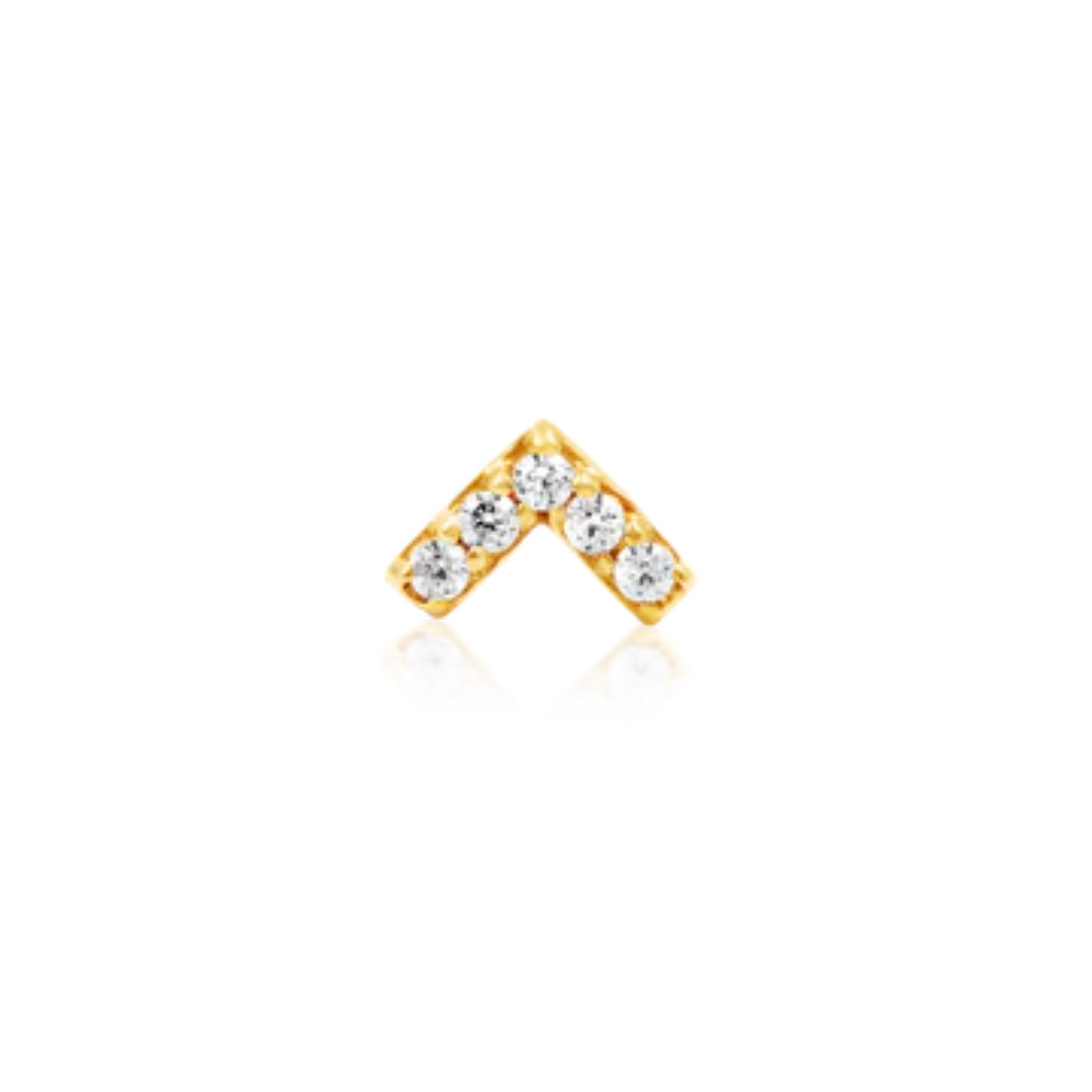 Very shiny 14k gold body jewellery in a minimalist chevron shape, set with round-cut clear cubic zirconia. A sleek, versatile option for helix, flat, or lobe piercings