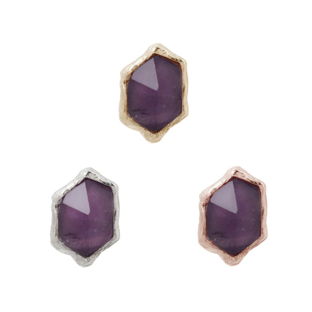 Faceted amethyst threadless end in gold, silver, and rose gold with textured bezel setting – artisan-style luxury piercing jewellery