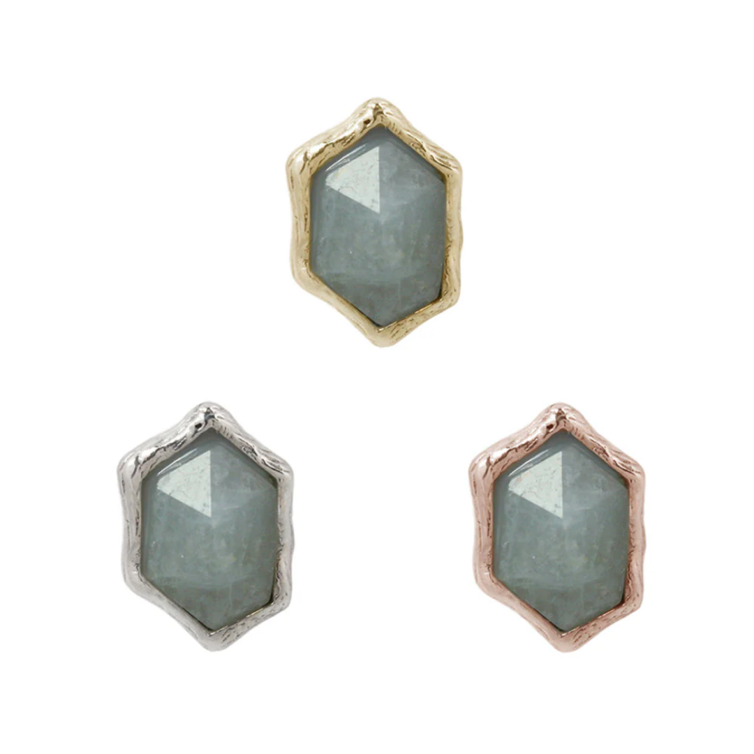 Faceted aquamarine threadless end in yellow, white, and rose gold with textured bezel – luxury crystal piercing jewellery