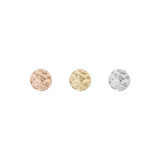 Hammered Disk threadless end in yellow, white, and rose gold with textured finish – minimalist body jewellery for lobe, helix, tragus, flat, or nostril piercings